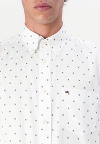 Tommy Hilfiger FLEX SMALL PRINT SHIRT - Camisa - white
