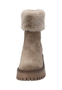 Stivaletto alla caviglia in camoscio beige con polsino in pelo sintetico, punta rotonda e suola spessa in gomma testurizzata con scanalature profonde per una migliore aderenza.