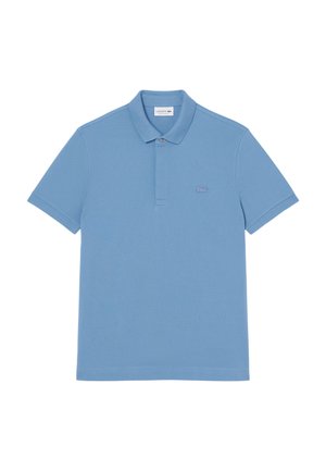 Lichtblauw polohemd met korte mouwen, kraag, twee knopen en klein geborduurd logo op de linkerborst.