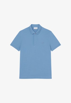 Lichtblauw polohemd met korte mouwen, kraag, twee knopen en klein geborduurd logo op de linkerborst.