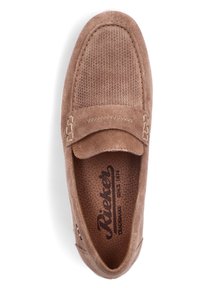 Braune Wildleder-Slipper mit Mesh-Einsätzen, Akzentnähten und Logo-Branding auf einer strukturierten Innensohle. Rundliche Zehenform und niedriger Profil-Design.