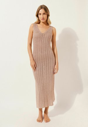Strick-Maxikleid in Hellrosa, mit V-Ausschnitt, ärmellosem Design und einem strukturierten Muster mit taillierter Silhouette.