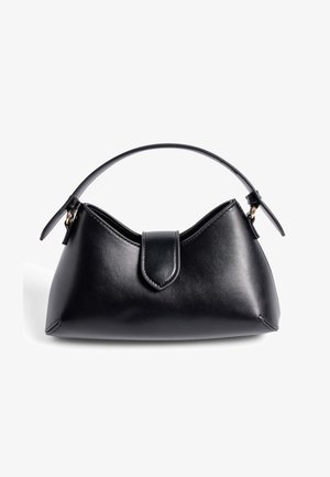 Bolso de mano de piel negra con forma redondeada, un asa superior y cierre de solapa. Textura suave con detalles de costura sutil.