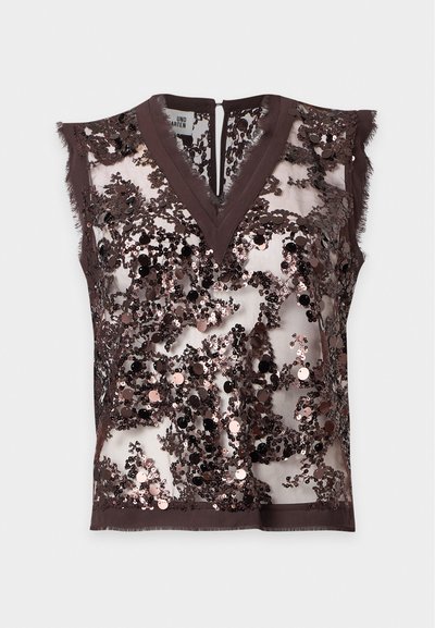 Haut marron transparent sans manches avec col en V, décoré de sequins marron foncé denses et de motifs floraux en dentelle.