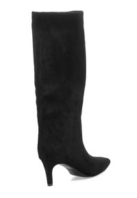 Botas de ante negro hasta la rodilla con punta afilada y tacón de 3 pulgadas, que presentan una textura suave y elegante y una silueta ajustada.