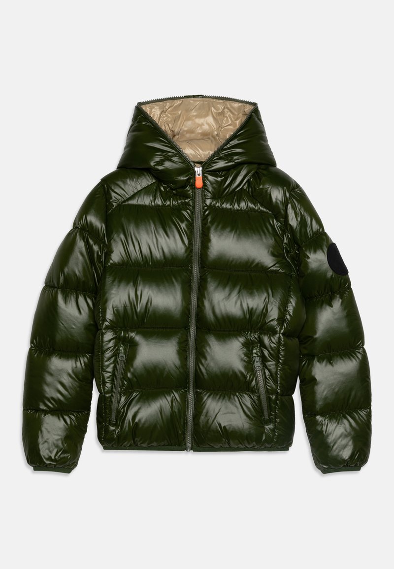 Giacca a vento lucida di colore verde scuro, con cappuccio, chiusura a zip e due tasche laterali. Presenta una toppa nera sul manica sinistra e una fodera interna a contrasto.