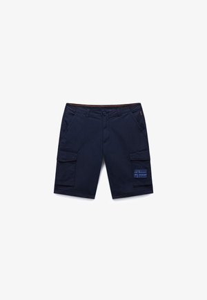 Pantaloncini cargo blu navy con tasche frontali, chiusura con bottoni, passanti per cintura e una toppa con una bandiera a croce sulla tasca cargo destra.
