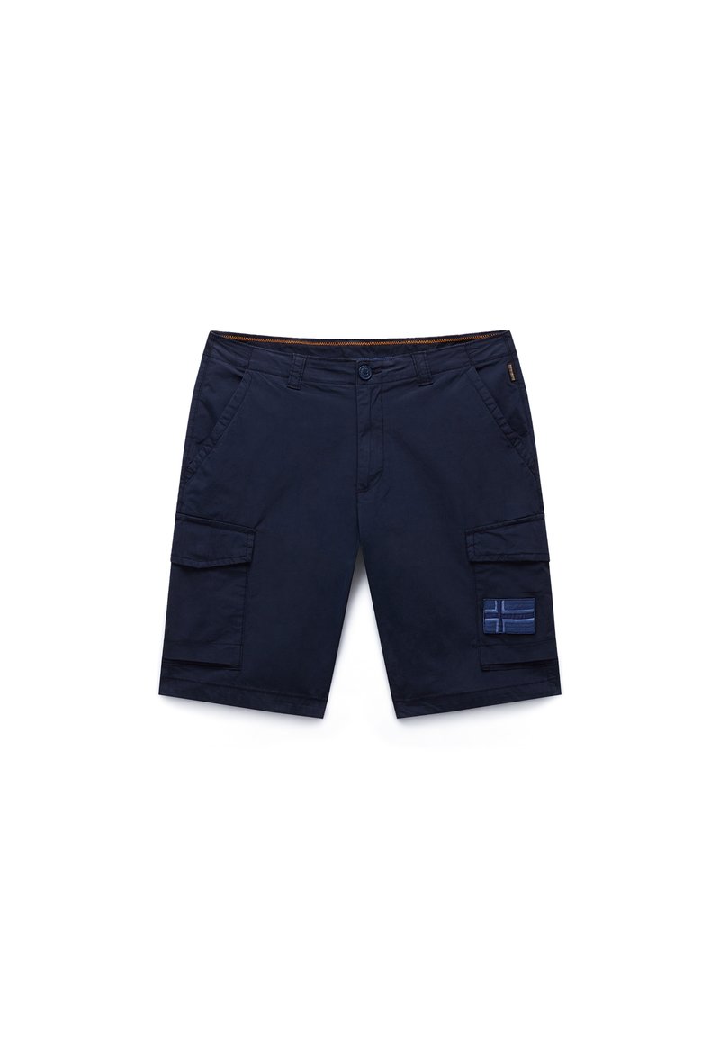 Pantalones cortos cargo azul marino con bolsillos delanteros, cierre de botones, trabillas para cinturón y un parche con una bandera cruzada en el bolsillo cargo derecho.