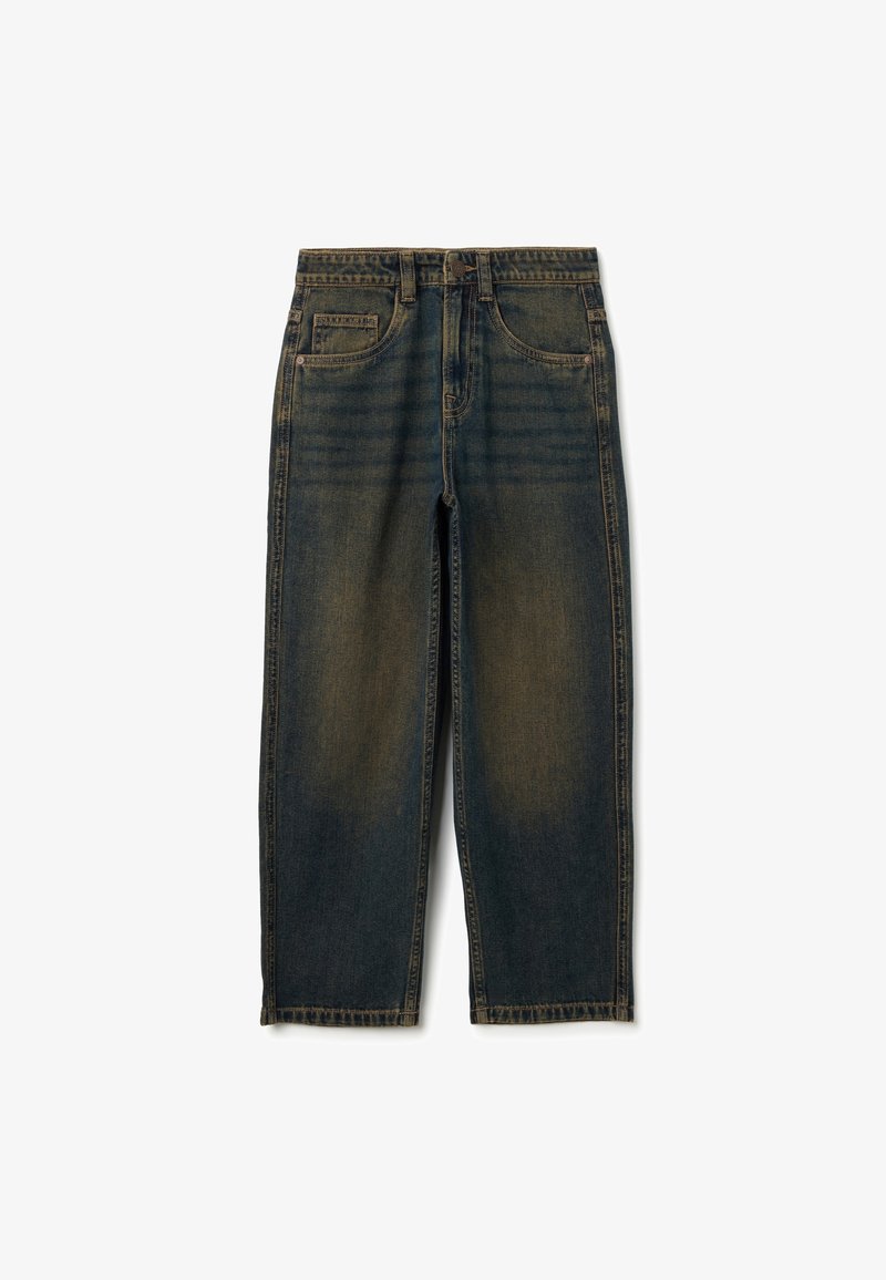 Vaqueros de mezclilla azul oscuro con un corte relajado, que presentan un diseño de pierna recta, ligeras variaciones en la textura y un clásico diseño de cinco bolsillos.