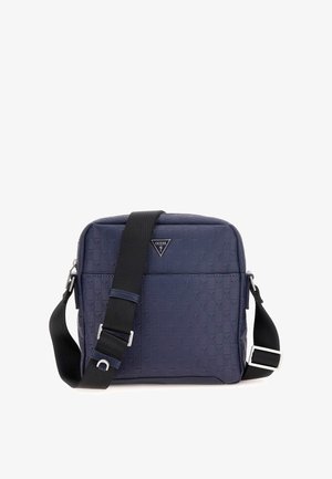 Borsa a tracolla sintetica blu navy con texture geometrica, dotata di emblema logo, tracolla nera regolabile e dettagli in metallo argentato.