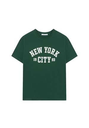 T-shirt verde scuro a maniche corte con il testo bianco "NEW YORK CITY 1993" stampato sul fronte, etichetta con taglia small visibile all'interno del colletto.