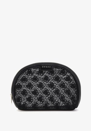 Trousse de maquillage noire matelassée avec un motif floral, texture lisse et un haut arrondi, dotée d'une fermeture éclair argentée et d'un accent de logo.