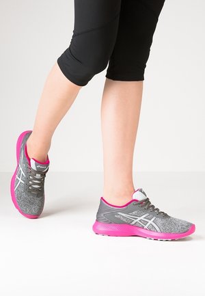 Scarpe da corsa grigie e rosa, con tomaia in mesh traspirante, collo imbottito e suola testurizzata con dettagli rosa a contrasto.