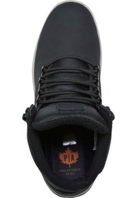 Zapatilla alta negra con un upper de tela texturizada, cordones redondos, cuello acolchado y un forro interior suave con un detalle de logo.