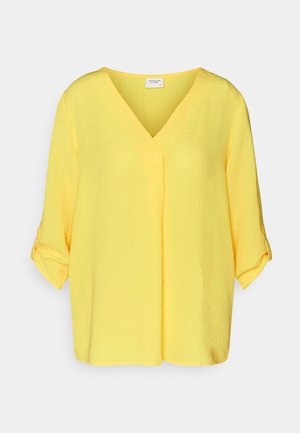Geel blouse met een V-hals en korte opgerolde mouwen. Gemaakt van een lichtgewicht stof, met een ontspannen pasvorm en minimale naden.