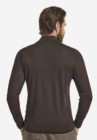 Brązowy sweter z długim r�ękawem z prążkowanym kołnierzem i mankietami, o gładkiej fakturze i dopasowanym kroju, pokazany od tyłu.