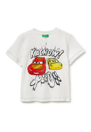Witte korte mouw shirt met rode en gele cartoon raceauto's en gedurfde tekst met "KA-CHOW! SPEED OFF" in een dynamische comicstijl.