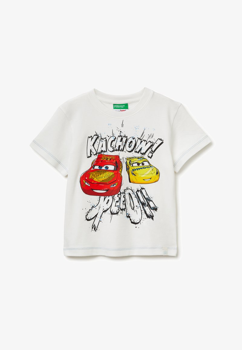 Witte korte mouw shirt met rode en gele cartoon raceauto's en gedurfde tekst met "KA-CHOW! SPEED OFF" in een dynamische comicstijl.