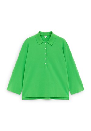 Polo manches longues vert vif avec un col et cinq boutons blancs sur la patte de boutonnage avant.