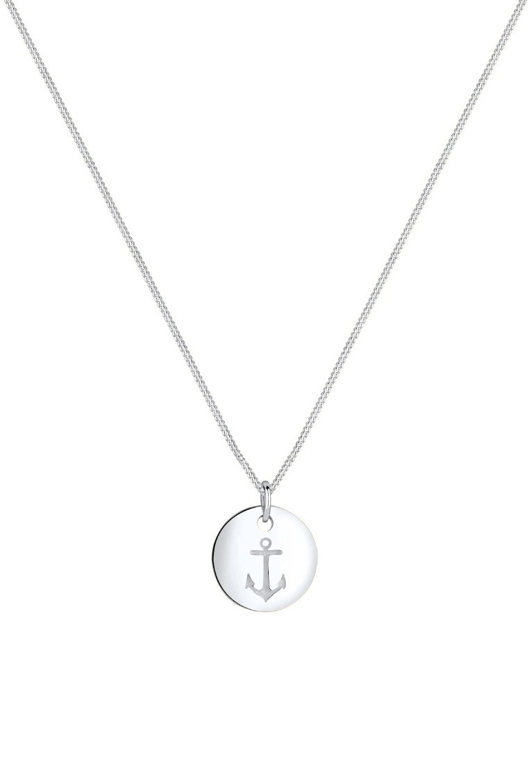 Silberne Anhängerkette mit einem runden Charm, der ein graviertes Ankerdesign zeigt, hängt an einer zarten Kette.