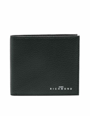 Portafoglio bifold in pelle nera con texture, con il logo in testo "John Richmond" in bianco nell'angolo in basso a destra.