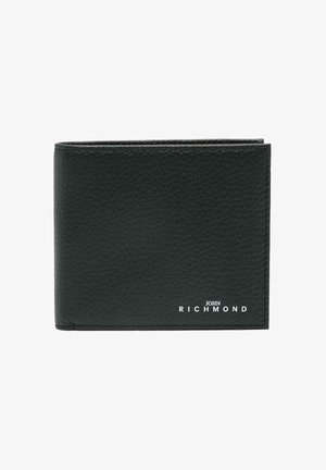 Portafoglio bifold in pelle nera con texture, con il logo in testo "John Richmond" in bianco nell'angolo in basso a destra.