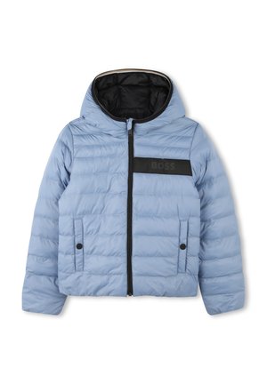 Doudoune bleu clair avec une fermeture éclair noire et un logo de marque sur la poitrine, dotée d'une capuche, de coutures verticales et de deux poches latérales.