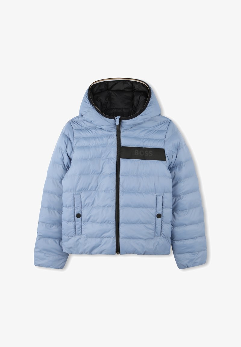 Doudoune bleu clair avec une fermeture éclair noire et un logo de marque sur la poitrine, dotée d'une capuche, de coutures verticales et de deux poches latérales.