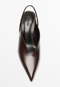 Scarpa slingback in pelle bordeaux con punta appuntita, texture liscia e design minimalista. All'interno presenta una fodera nera.
