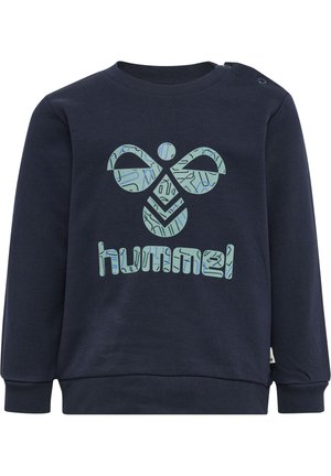 Marineblå sweatshirt med rund halsudskæring. Har et lyseblåt grafisk logo i midten og knapdetaljer på skulderen.