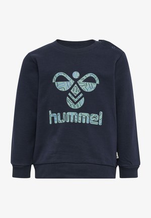 Marineblå sweatshirt med rund halsudskæring. Har et lyseblåt grafisk logo i midten og knapdetaljer på skulderen.