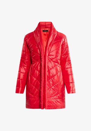 Punainen puffatakki, jossa on chevron-tikkauskuvio, pitkät hihat ja avonainen etuosa. Valmistettu kiiltävästä, hohtavasta materiaalista.