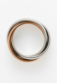 Anello composto da bande intrecciate in argento lucidato e tonalità oro rosa, caratterizzato da bordi lisci e arrotondati e un design senza soluzione di continuità.