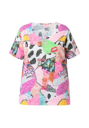 T-shirt grafico a maniche corte con un design a patchwork di colori vivaci, stampe animali e vari motivi. Vestibilità morbida e casual.