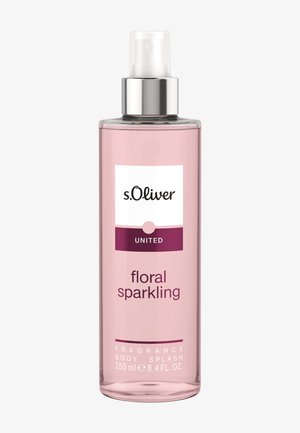 Przezroczysta różowa butelka z rozpylaczem s.Oliver United Floral Sparkling body splash, 250 ml, z srebrnym dozownikiem i białą etykietą.