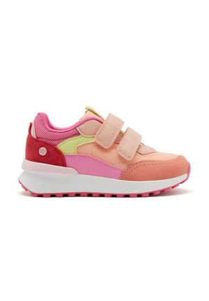 Sneakers rosa e pesca realizzati con materiali in rete e suede, dotati di un colletto imbottito, due cinturini in velcro e una suola bianca con accenti rosa.