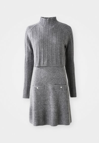 Abito grigio in maglia con maniche lunghe a coste e colletto alto. Presenta un corpo semi-sformato e una gonna svasata con due tasche frontali e bottoni.
