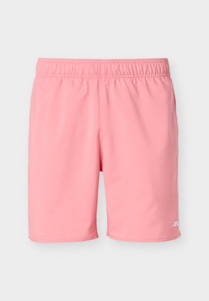 Ροζ ανδρικό μαγιό σορτς με ελαστική μέση και μικρό λευκό λογότυπο στο κάτω αριστερό πόδι, πλακέ διάταξη σε λευκό φόντο.