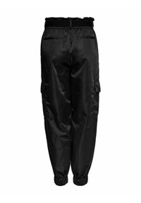 Pantalon de jogging noir taille haute avec poignets élastiques, poches cargo sur les côtés et poches passepoilées à l'arrière, vu de dos.