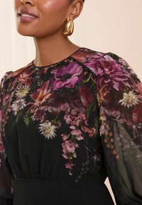 Love & Roses PLACEMENT FLORAL - REGULAR FIT - Nappali ruha - black