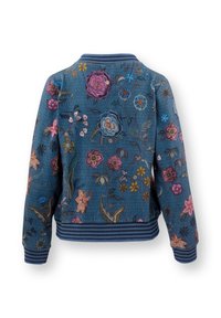 Denimjacke mit lebhaftem floralem Stickmuster in Pink, Lila und Blau. Rippbündchen und Saum in Dunkelblau; klassisches Bomberdesign mit einer weichen Textur.