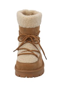 Botte en suède tan avec un col en fausse fourrure crème, un dessus texturé et des lacets ronds, dotée d'une semelle en caoutchouc brun robuste.