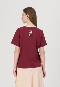 Marimekko ERNA UNIKKO PLACEMENT - Trükipildiga T-särk - wine red/light rose