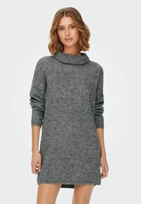 Rochie tricotată gri cu guler tip cowl, mâneci lungi și croială relaxată. Are un model texturat și se termină deasupra genunchiului.