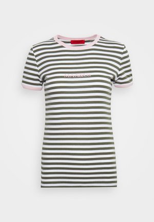 Stribet T-shirt i olivengrøn og hvid, med en pink ribbet halsudskæring og ærmer, samt broderet "MAX&CO." logo på fronten.