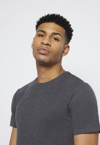 Only & Sons ONSMATT LONGY TEE 5 PACK - T-shirt básica - white/dark/blue/ melange/cab
