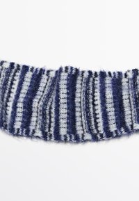 Sciarpa di lana con strisce orizzontali in blu navy, bianco e grigio. Texture morbida con un aspetto leggermente peloso e bordi irregolari.