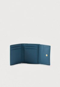 Portafoglio blu in pelle a tre pieghe aperto che mostra sei scomparti per carte e una chiusura a bottone su uno sfondo chiaro e semplice.