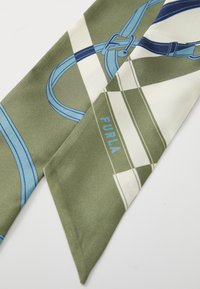 Silke skjerf i olivengrønn og hvit med blå grafisk design, som har sammenflettede linjer og merkevarenavnet "Furla" i lys blå.
