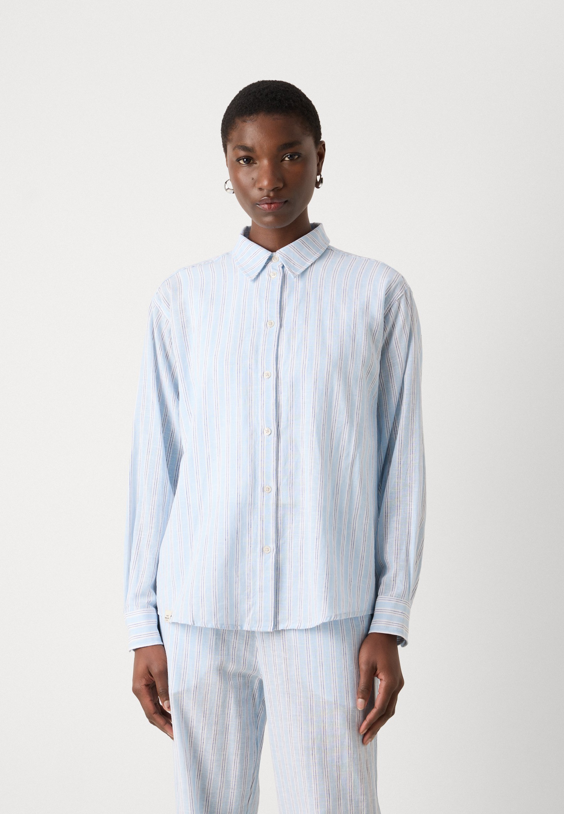 売れ筋商品|||マッズ ノーガード シャツ レディース トップス COLIN CRELLY SHIRT - Button-down blouse - powder blue Mads Nørgaard COLIN CRELLY SHIRT - Button-down blouse